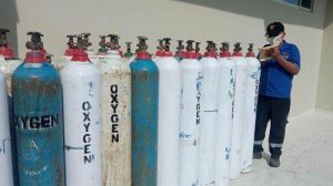 petugas-rsdc-kota-semarang-menghitung-ketersediaan-tabung-oksigen
