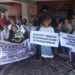 Belasan Warga Serangan Serbu Ruang Sidang Antar Mawar Putih untuk Pansus TRAP Usai Segel BTID