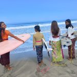 Peringati Hari Kartini, Puluhan Gadis Bali Surfing di Kuta Pakai Kebaya Lengkap