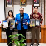 Miliki Prestasi Internasional dan Aksi Sosial, Advokat Yuli Utomo Terima Penghargaan Mahasiswa Teladan Universitas Warmadewa